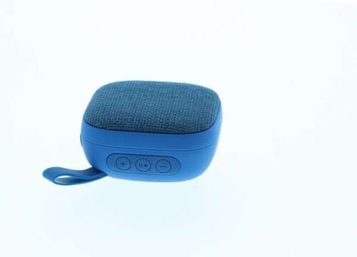 Parlantes Xtech XTS-600 Yes - Azul - Parlante ultracompacto con micrófono incorporado - Reproducción sin cables hasta 10 metros de distancia de la fuente - Recubrimiento de goma muy duradero, resistente a las salpicaduras - Impedancia: 4 Ohm